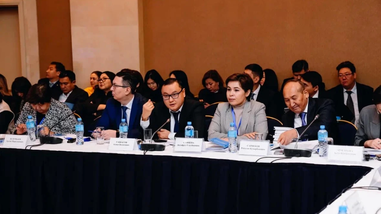 AN INTERNATIONAL ROUND TABLE ON "IMPROVING THE LAW-MAKING PROCESS" WAS HELD 