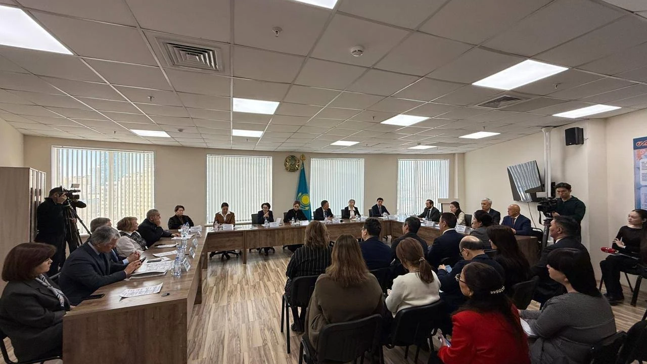 ПАРЛАМЕНТАРИЗМ ИНСТИТУТЫНДА ЖАҢА КОНСТИТУЦИЯ ЖОБАСЫ БОЙЫНША САРАПТАМАЛЫҚ ТАЛҚЫЛАУ ӨТТІ 