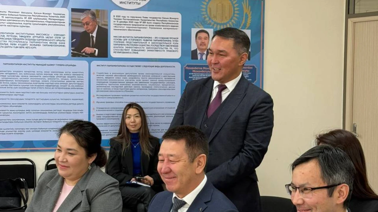 ПАРЛАМЕНТАРИЗМ ИНСТИТУТЫНДА ЖАҢА КОНСТИТУЦИЯ ЖОБАСЫ БОЙЫНША САРАПТАМАЛЫҚ ТАЛҚЫЛАУ ӨТТІ 