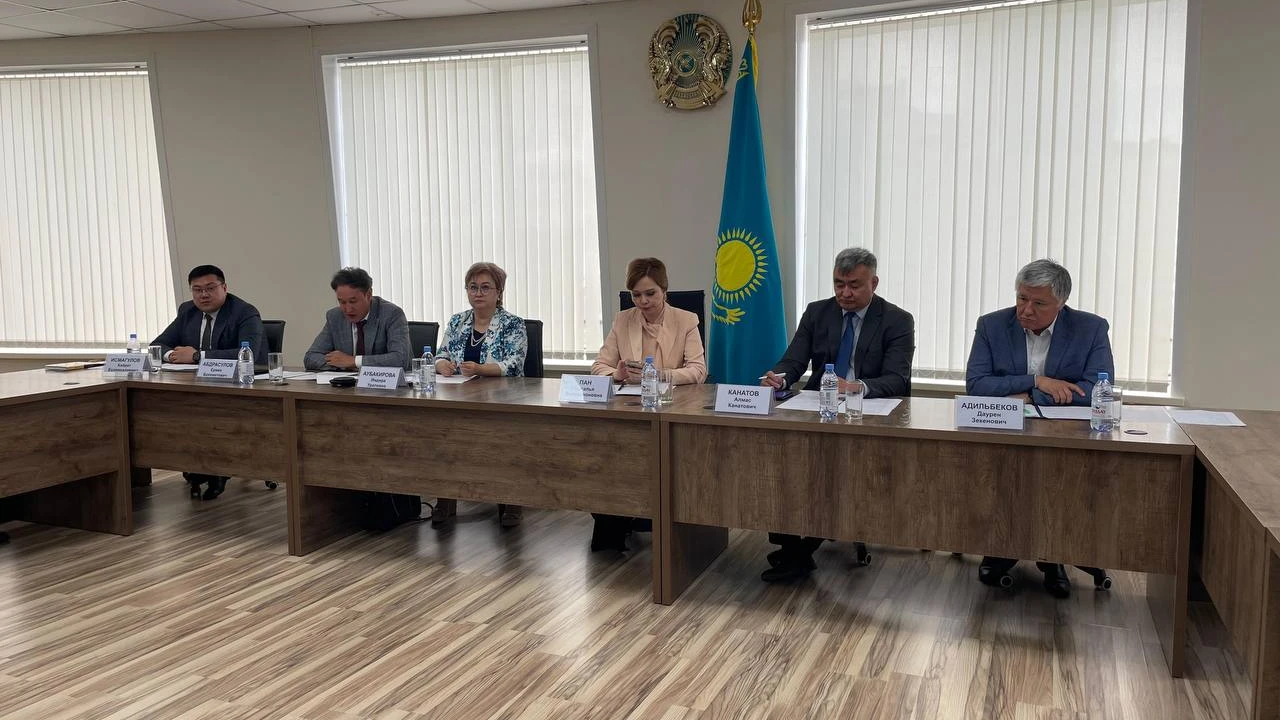 В Институте парламентаризма при УДП РК состоялся круглый стол на тему «Конституционная экономика как условие обеспечения социально-экономических прав граждан», приуроченный к 30-летию Конституции Республики Казахстан 