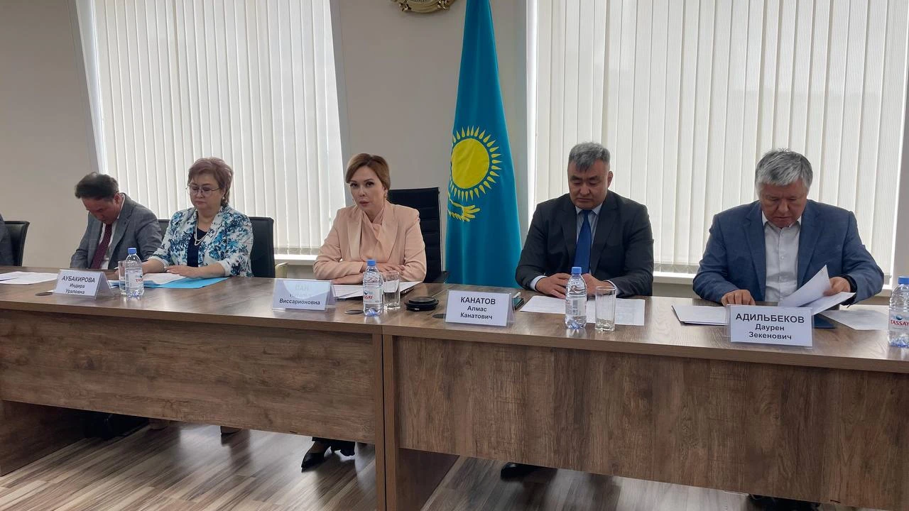 В Институте парламентаризма при УДП РК состоялся круглый стол на тему «Конституционная экономика как условие обеспечения социально-экономических прав граждан», приуроченный к 30-летию Конституции Республики Казахстан 